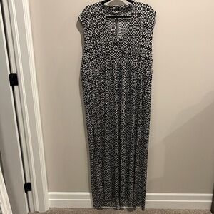 Black & White Printed Maxi Dress - Sleeveless V-Neck